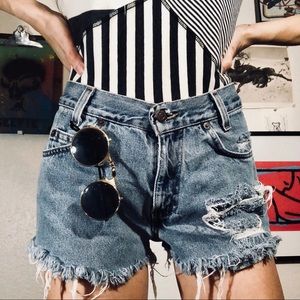 Levi 505 Vtg light wash high waist destroyed short